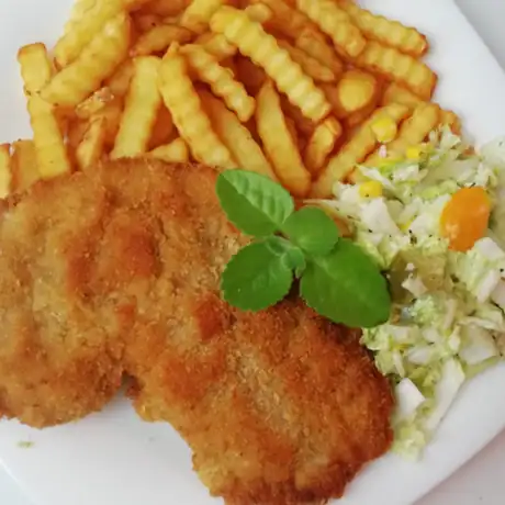 Schabowy z frytkami i sałatką