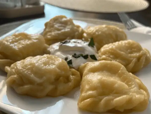 Pierogi z mięsem polane masłem