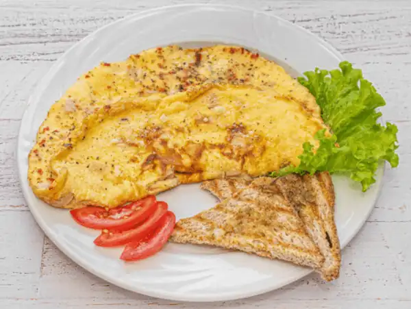 Omlet francuski z szynką i serem, z grzankami